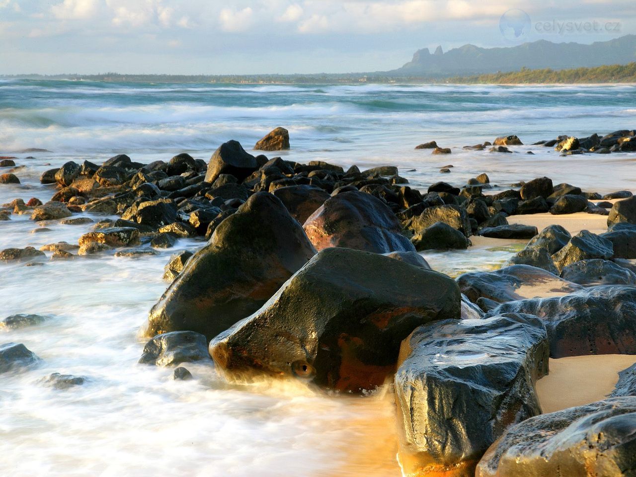 Foto: Sunrise Light On The Shore, Kong Mountain In The Distance, Near Lihue, Kauai, Hawaii