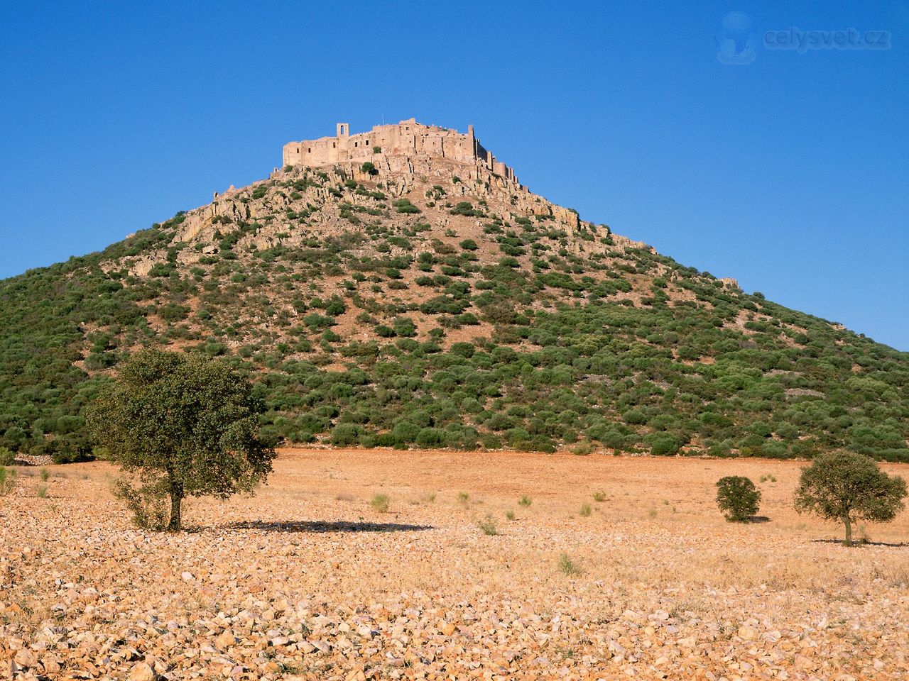 Foto: Ruins Of Castle Monastery Of Calatrava La Nueva, La Mancha, Spain