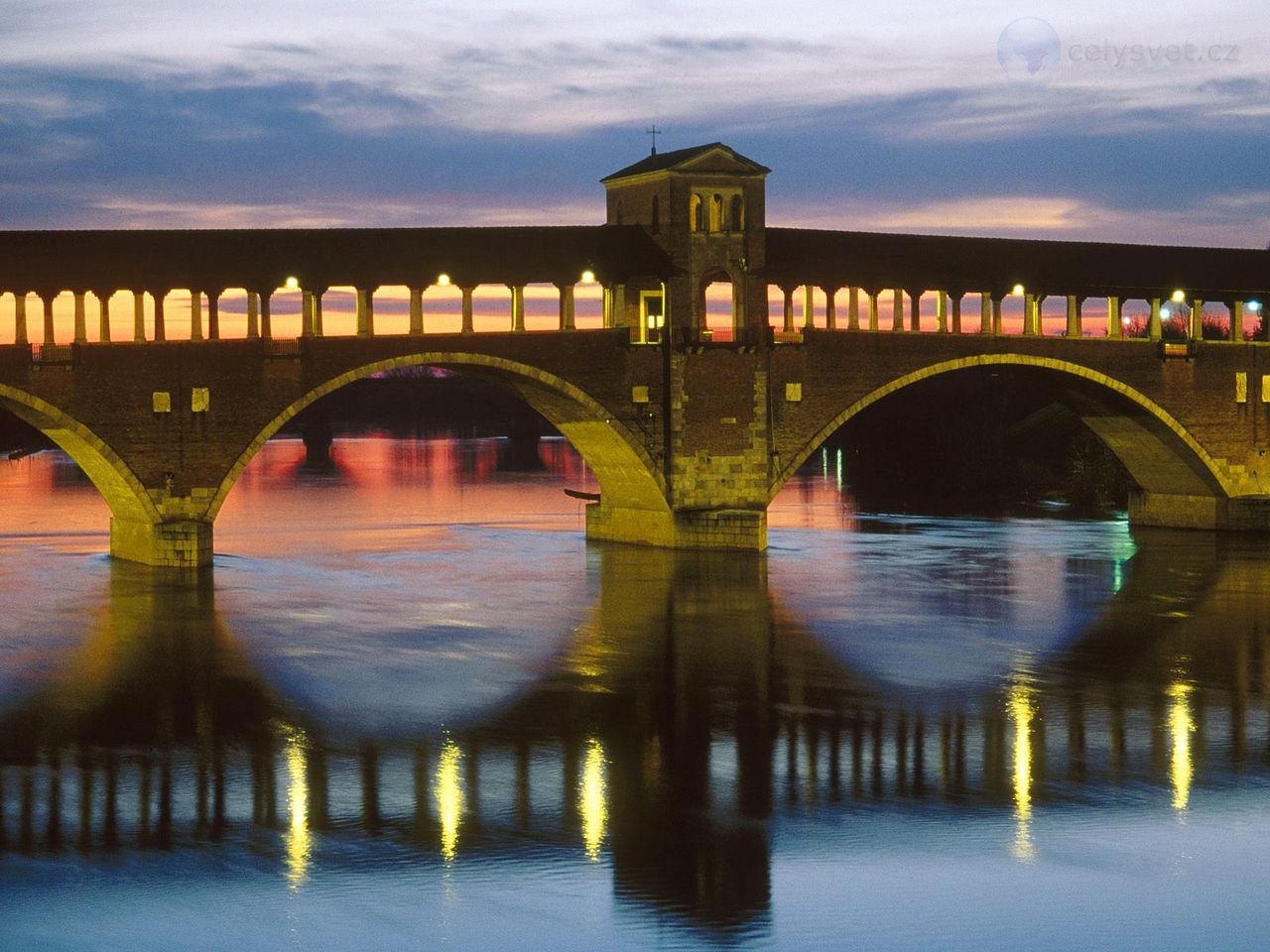 Foto: Covered Bridge Over The Ticino River, Pavia, Italy