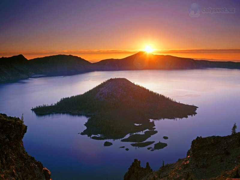 Foto: Sunrise Over Crater Lake And Wizard Island, Crater Lake National Park, Oregon