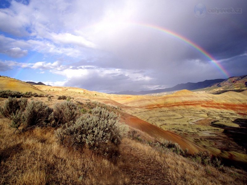 Foto: Rainbow Over The Painted Hills, John Day Fossil Beds National Monument, Oregon