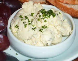 Recept online: Budapešťská pomazánka: Pomazánka z tvarohu, smetany, cibule a papriky podávaná jako předkrm s kousky tmavého chleba