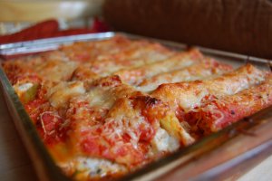 Recept online: Cannelloni s mletým masem: Zapečené cannelloni plněné směsí mletého telecího, rajčat, žampionů, cukety a oliv, sypané sýrem