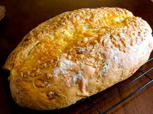 Recept online: Domácí chléb se sýrem a bylinkami: Křupavý domácí chleba s dvěma druhy sýrů a bylinkami